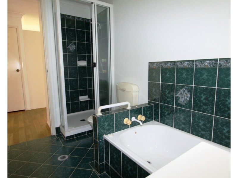 1/100 Victoria Place, Berserker QLD 4701