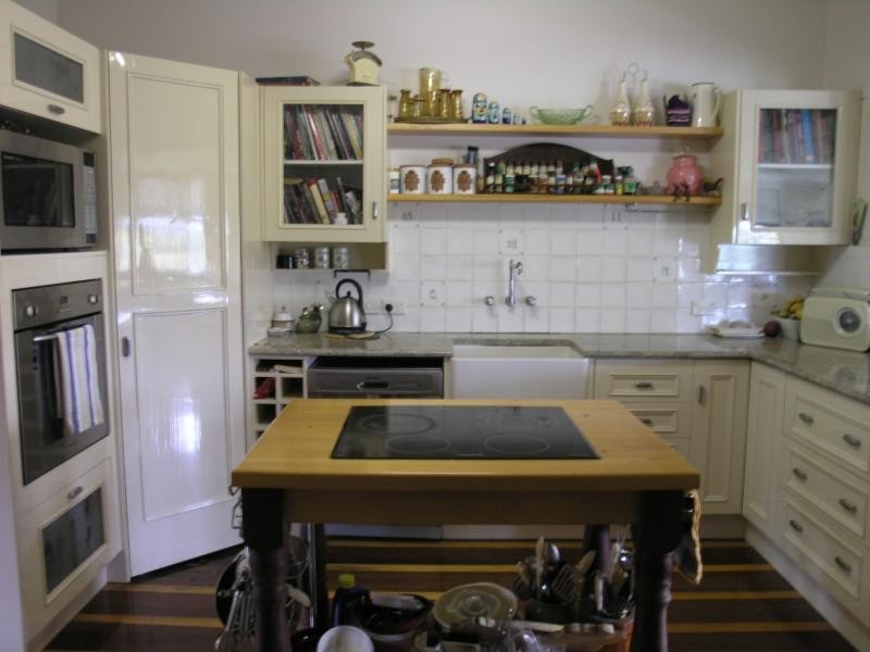 8 West Street, The Range QLD 4700