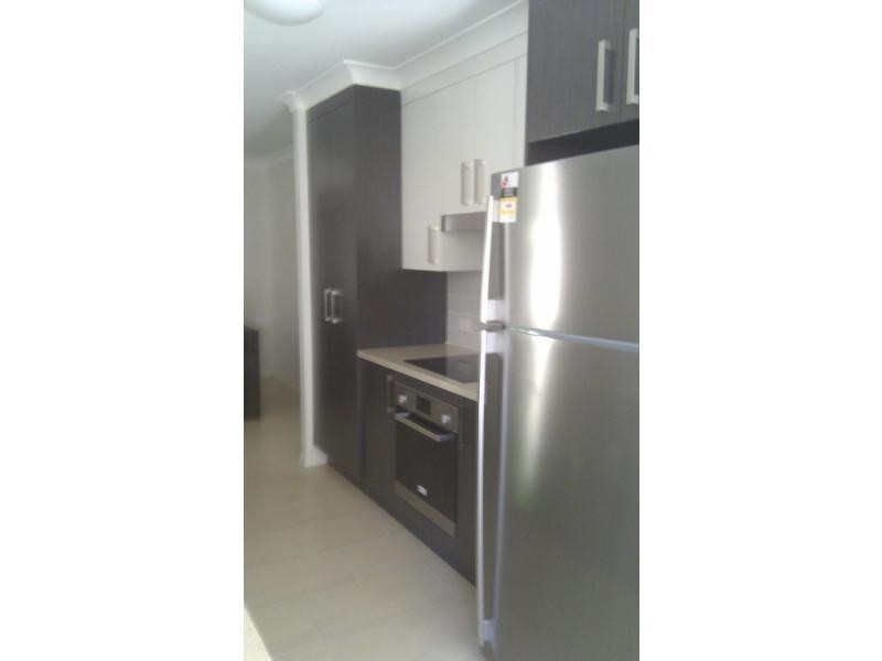 2/241 Upper Dawson Road, Allenstown QLD 4700