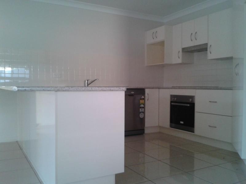 8 Poinciana Place, Gracemere QLD 4702