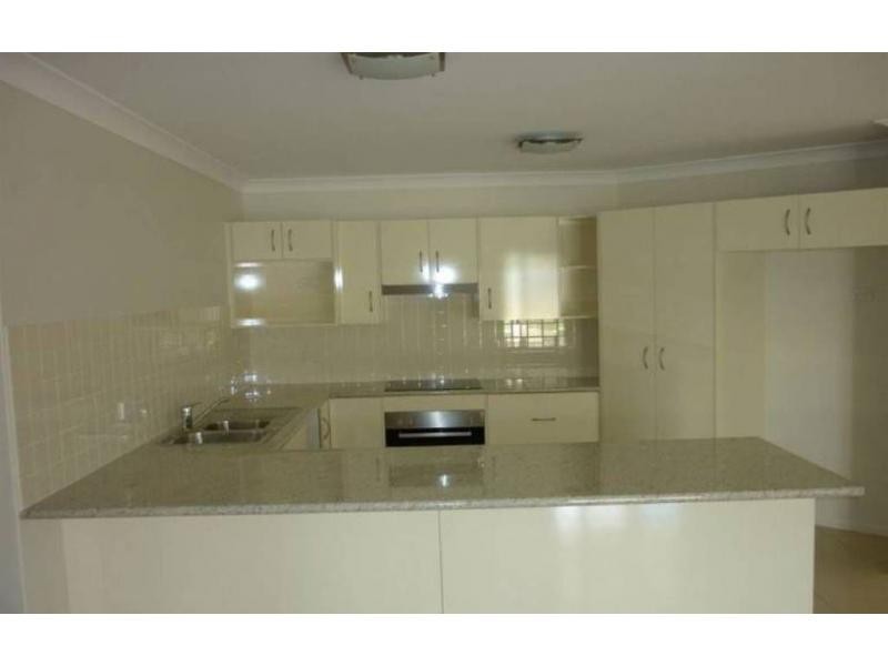 8 Poinciana Place, Gracemere QLD 4702