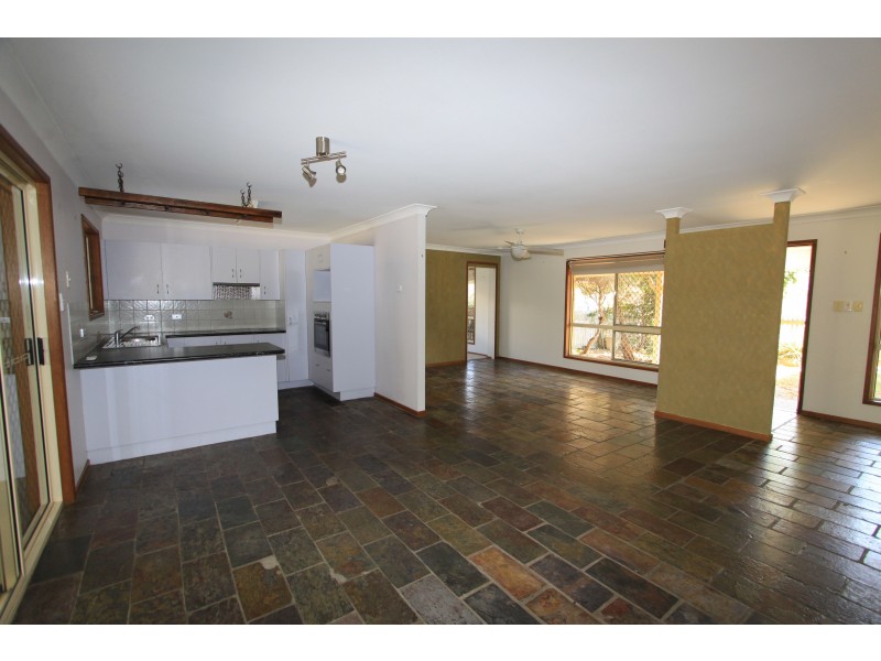 11 Kavanagh Cres, Koongal QLD 4701