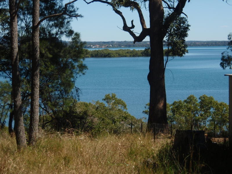 13 Coast Road, Macleay Island QLD 4184