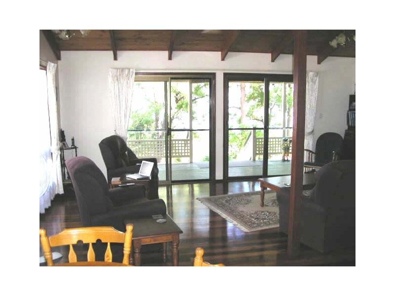 19 Coast Road, Macleay Island QLD 4184