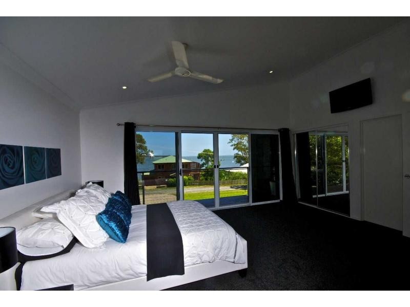 15 Kim Crescent, Macleay Island QLD 4184