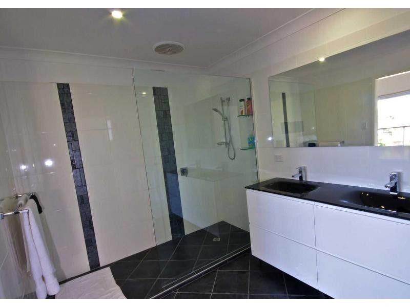 15 Kim Crescent, Macleay Island QLD 4184