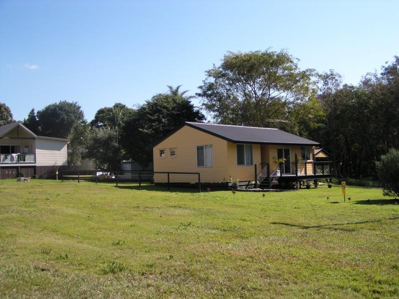 7 Lake Street, Macleay Island QLD 4184