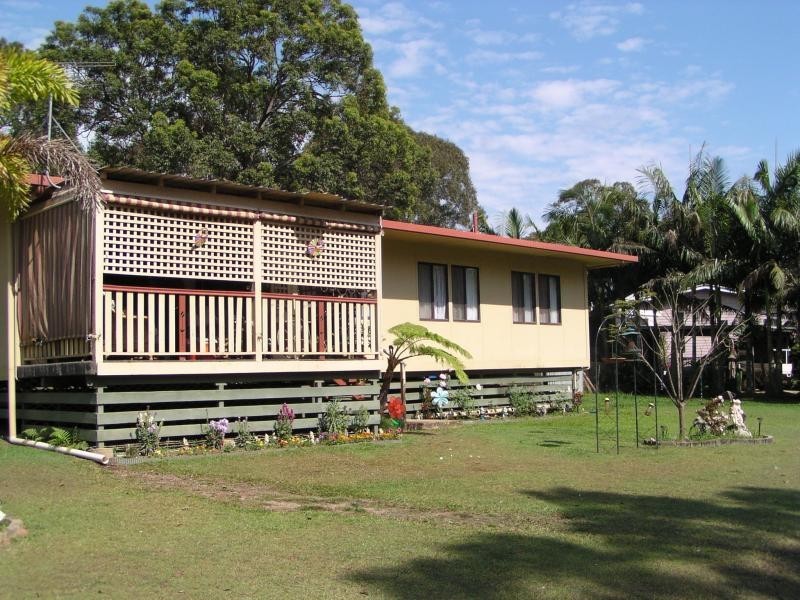 16 Peace Street, Lamb Island QLD 4184