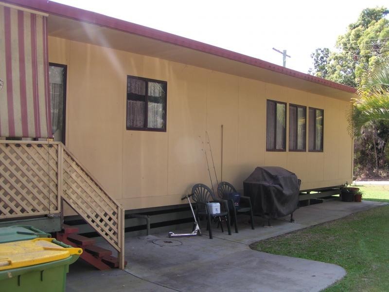 16 Peace Street, Lamb Island QLD 4184