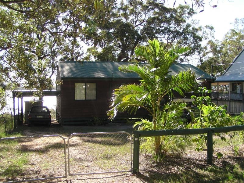 15 Coast Road, Macleay Island QLD 4184