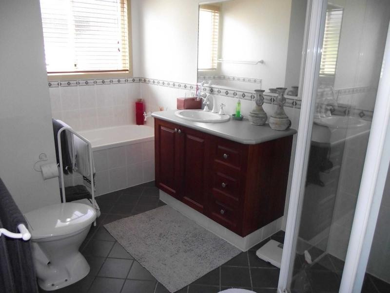 16 Eastbourne Terrace, Macleay Island QLD 4184