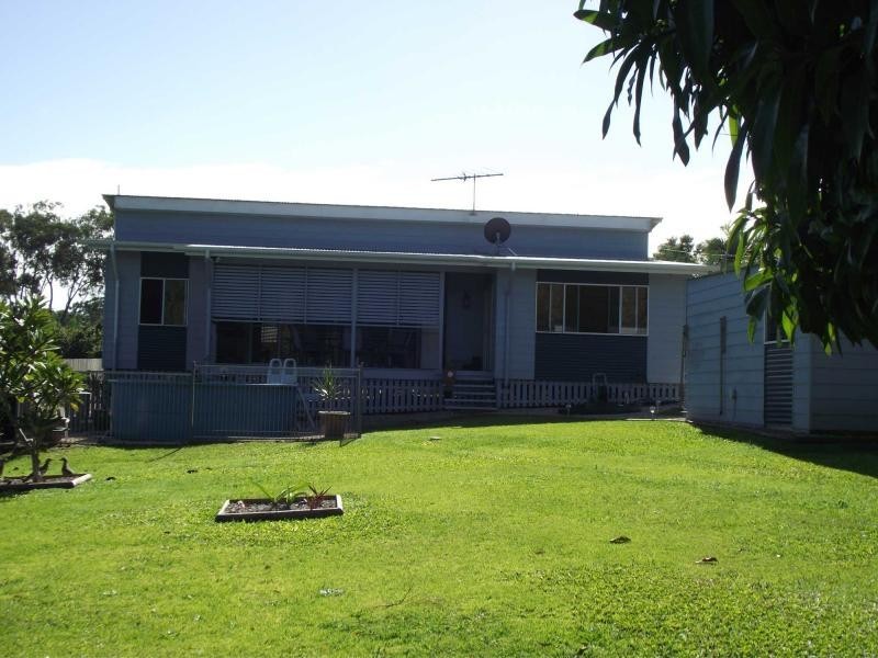 16 Eastbourne Terrace, Macleay Island QLD 4184