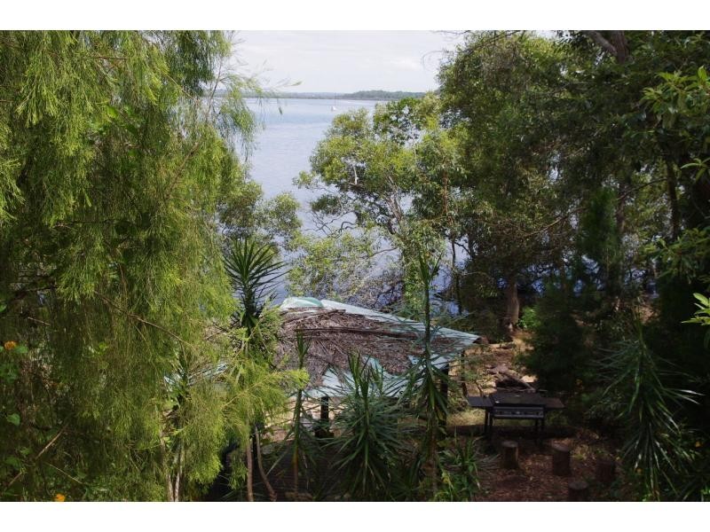 19 Cliff Terrace, Macleay Island QLD 4184
