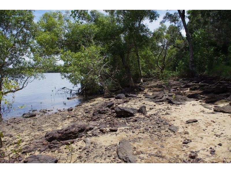 19 Cliff Terrace, Macleay Island QLD 4184