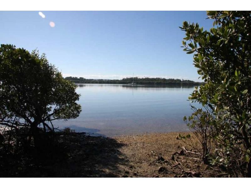 35 Jan Street, Macleay Island QLD 4184