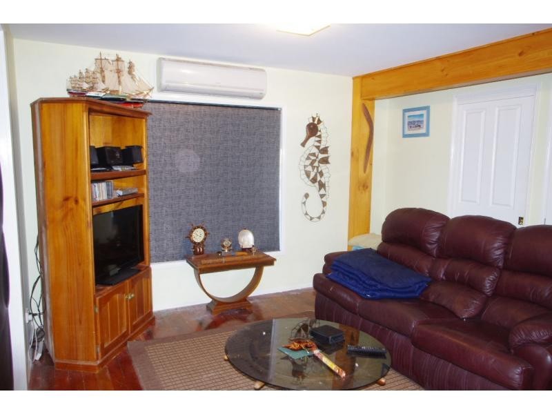 16 Blue Bay Crescent, Macleay Island QLD 4184