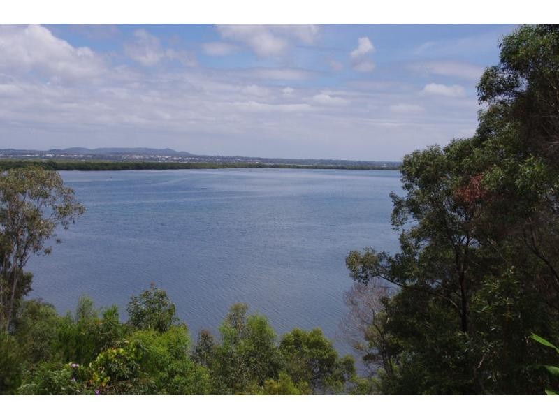 19 Cliff Terrace, Macleay Island QLD 4184