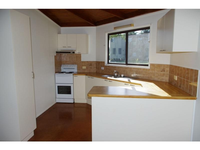 8 June Street, Lamb Island QLD 4184