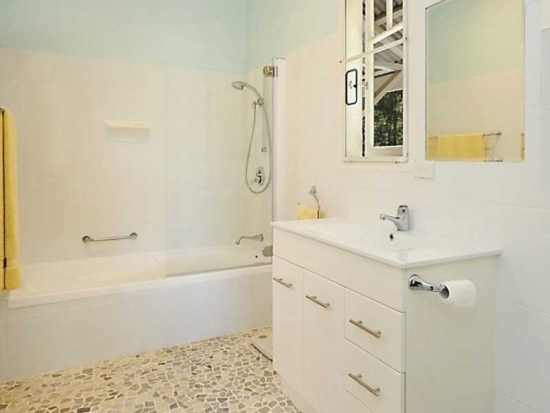 12 Pine Avenue, Lamb Island QLD 4184