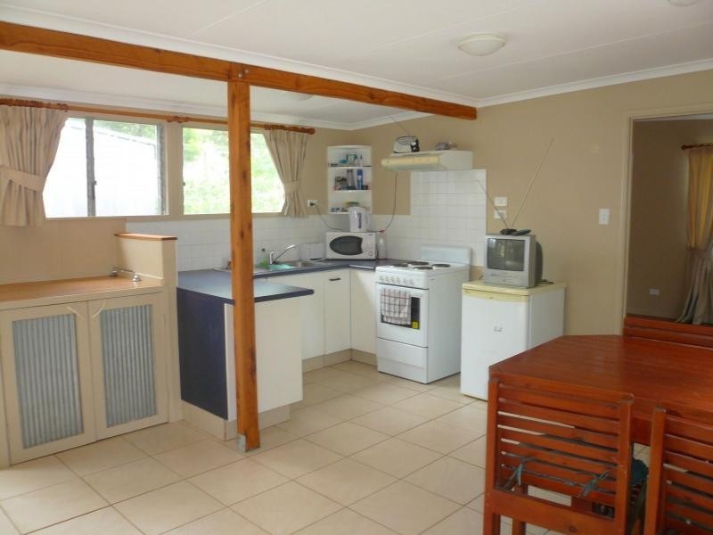 8 Hamilton Parade, Macleay Island QLD 4184
