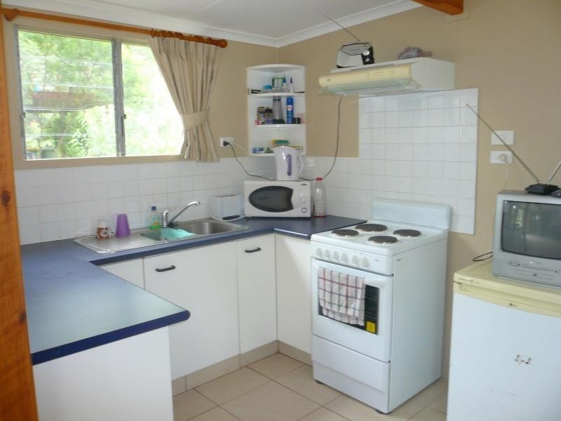 8 Hamilton Parade, Macleay Island QLD 4184