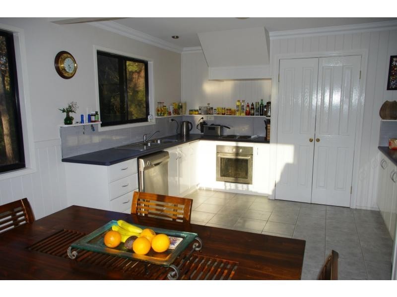 9 Dinjerra Street, Macleay Island QLD 4184