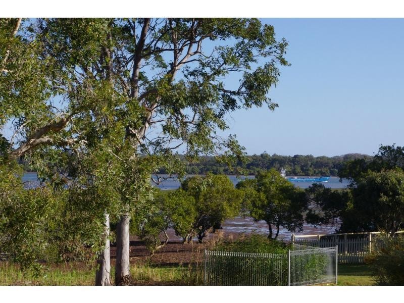 4 Edgewater Place, Lamb Island QLD 4184