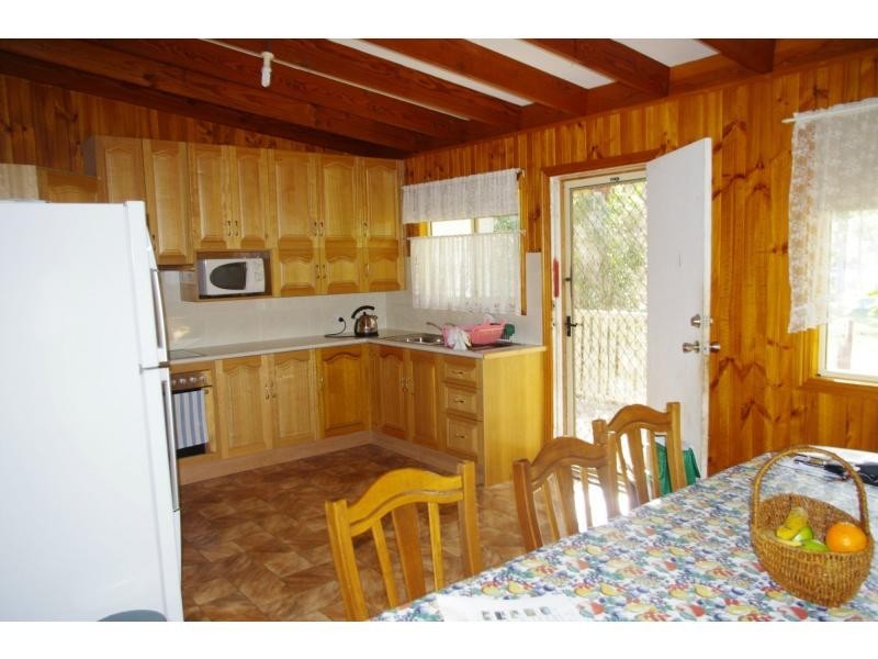 4 Edgewater Place, Lamb Island QLD 4184