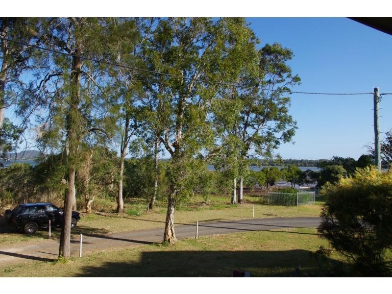 4 Edgewater Place, Lamb Island QLD 4184