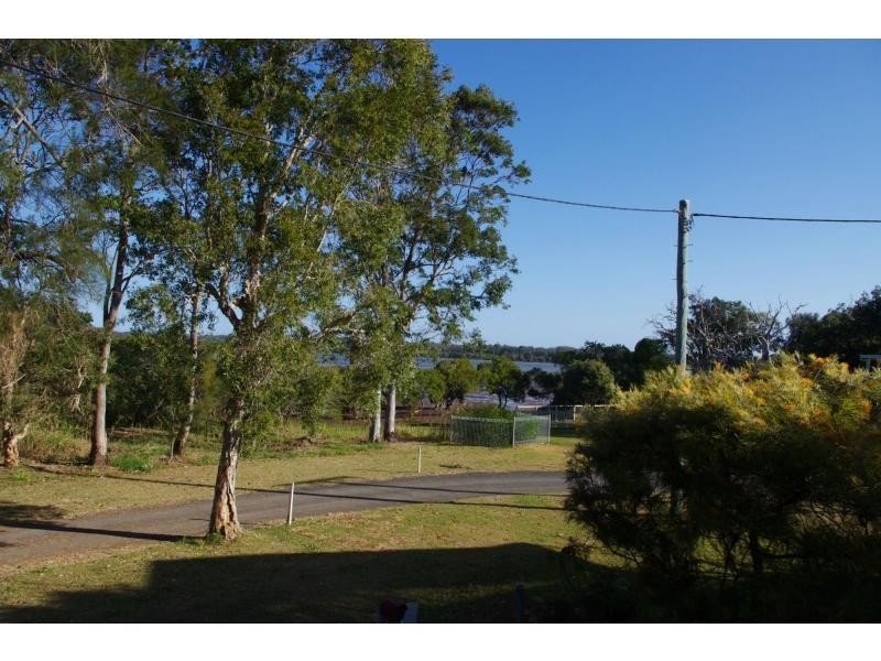 4 Edgewater Place, Lamb Island QLD 4184