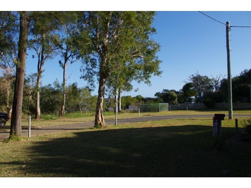 4 Edgewater Place, Lamb Island QLD 4184