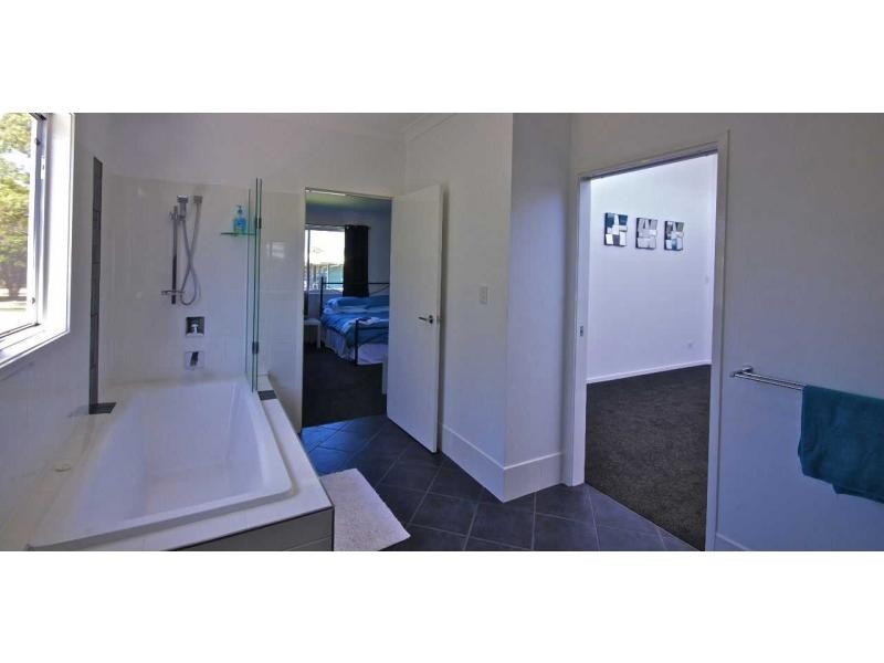 15 Kim Crescent, Macleay Island QLD 4184