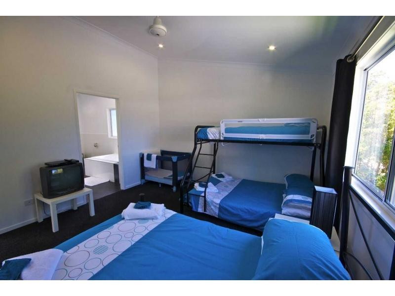 15 Kim Crescent, Macleay Island QLD 4184