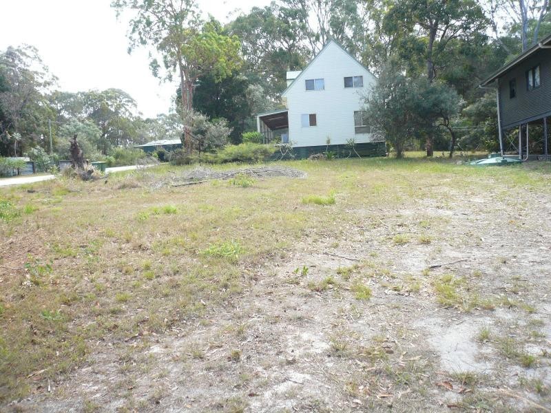 18 Weeroona Avenue, Macleay Island QLD 4184