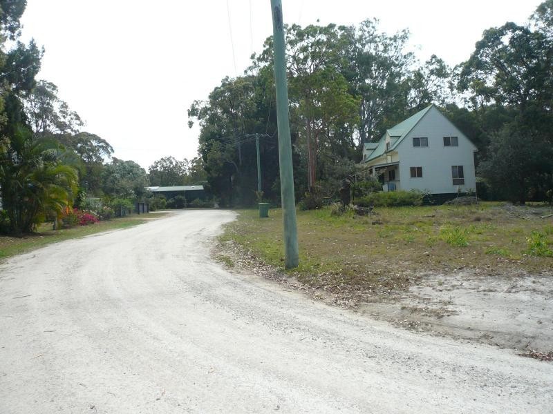 18 Weeroona Avenue, Macleay Island QLD 4184