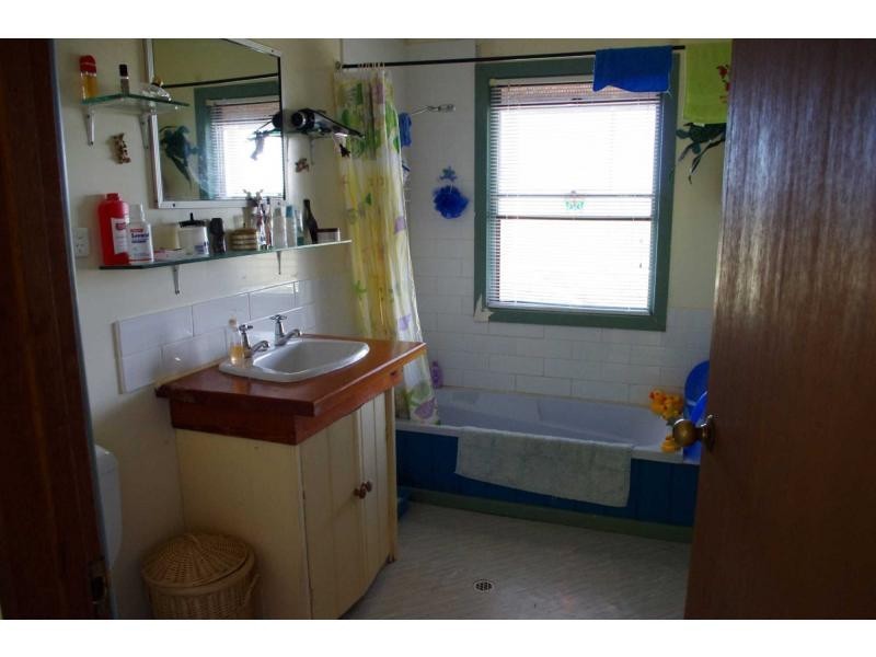 22 Calm Waters Crescent, Macleay Island QLD 4184