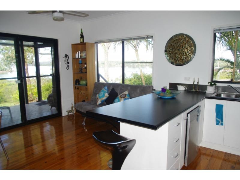8 Cowes Street, Macleay Island QLD 4184