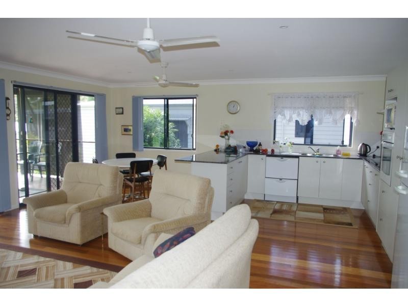 1 Dinjerra Street, Macleay Island QLD 4184