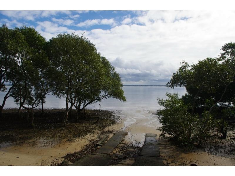 1 Dinjerra Street, Macleay Island QLD 4184