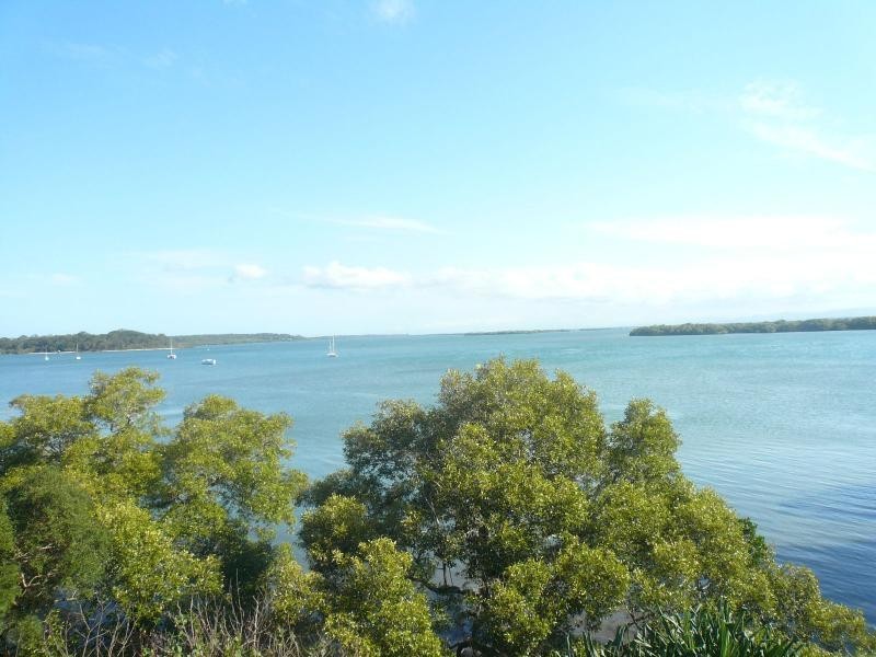 8 Emily Crescent, Macleay Island QLD 4184
