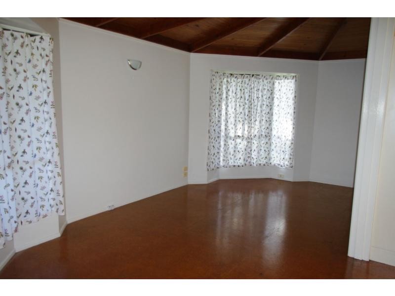 8 June Street, Lamb Island QLD 4184