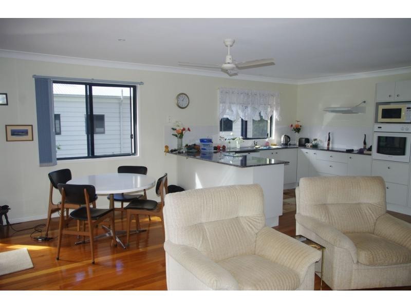 1 Dinjerra Street, Macleay Island QLD 4184