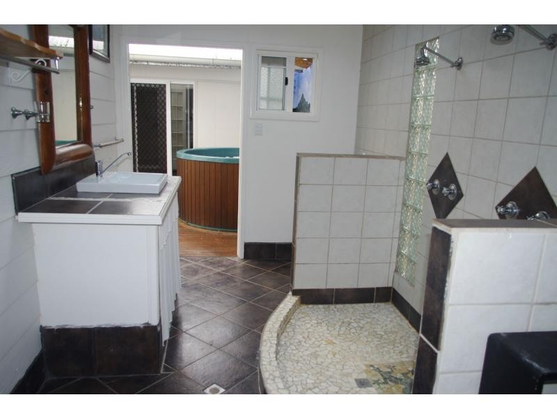 24 Rhodes Street, Macleay Island QLD 4184