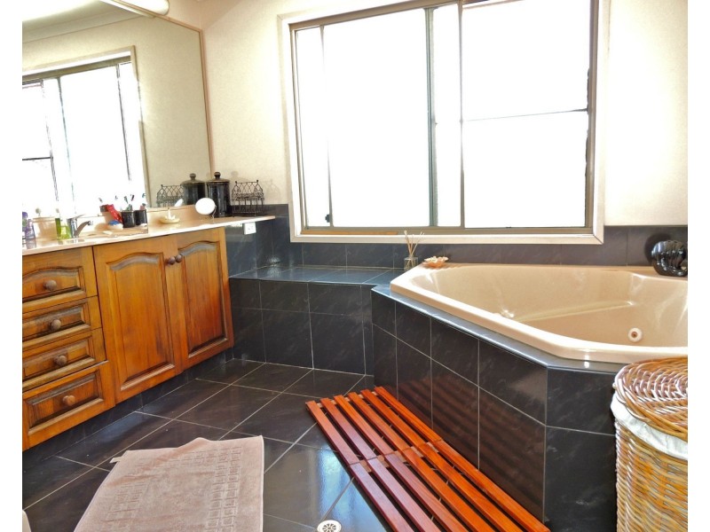 10 Koonwarra Parade, Macleay Island QLD 4184