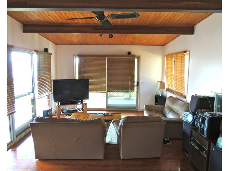 10 Koonwarra Parade, Macleay Island QLD 4184