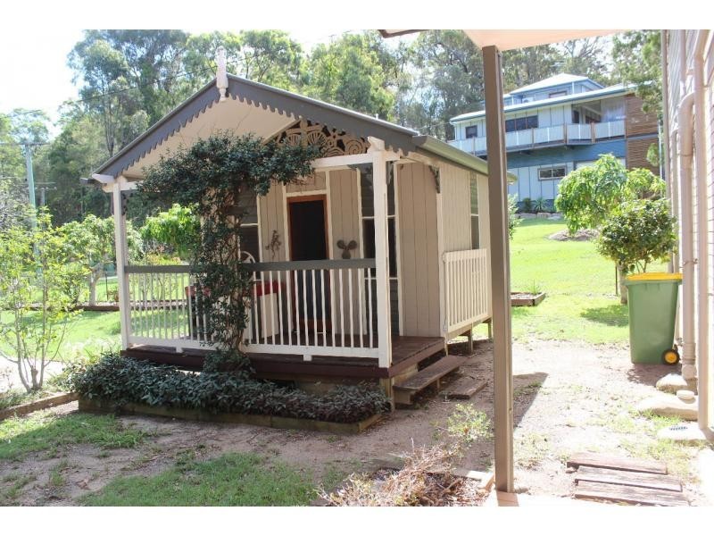 10 Boat Harbour Avenue, Macleay Island QLD 4184