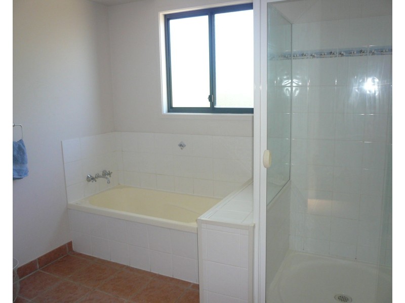 19 Oomool Street, Macleay Island QLD 4184