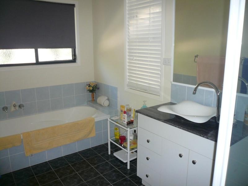 1 Dinjerra Street, Macleay Island QLD 4184