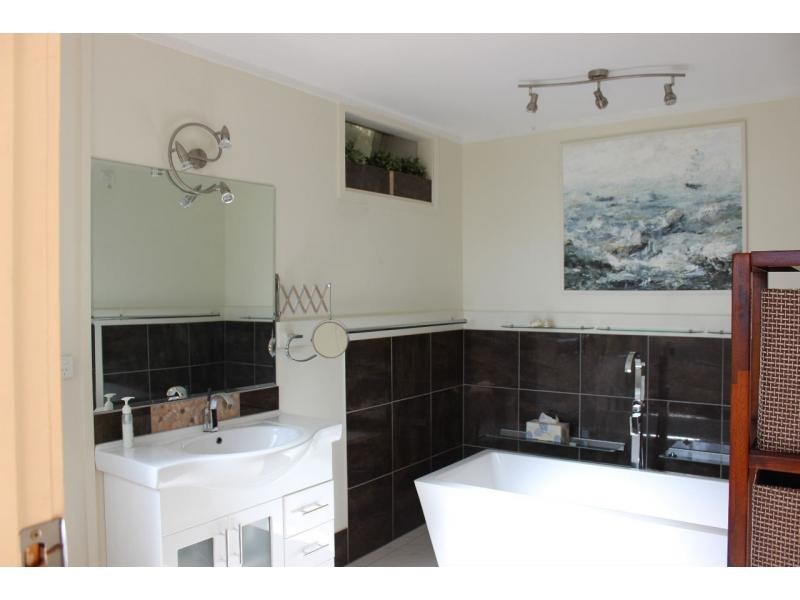 19 Eastbourne Terrace, Macleay Island QLD 4184