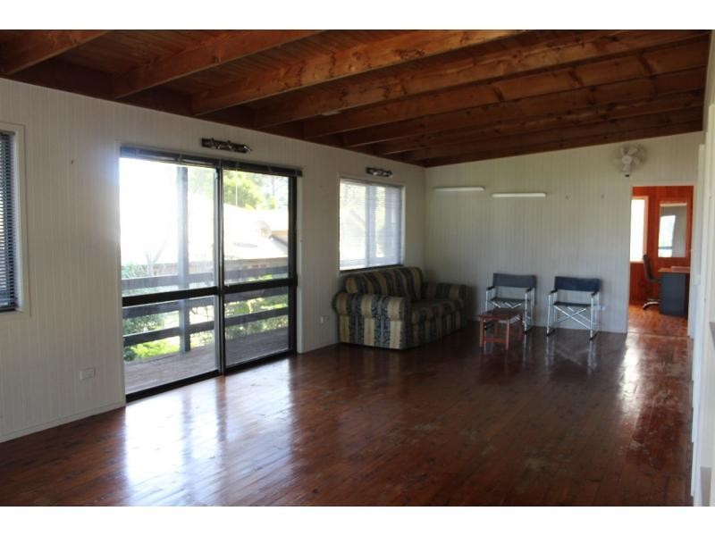 19 Eastbourne Terrace, Macleay Island QLD 4184